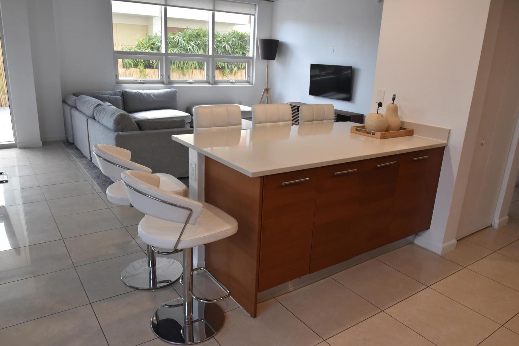 515-trendy 2bd2ba Midtown Huge Private Patio!
